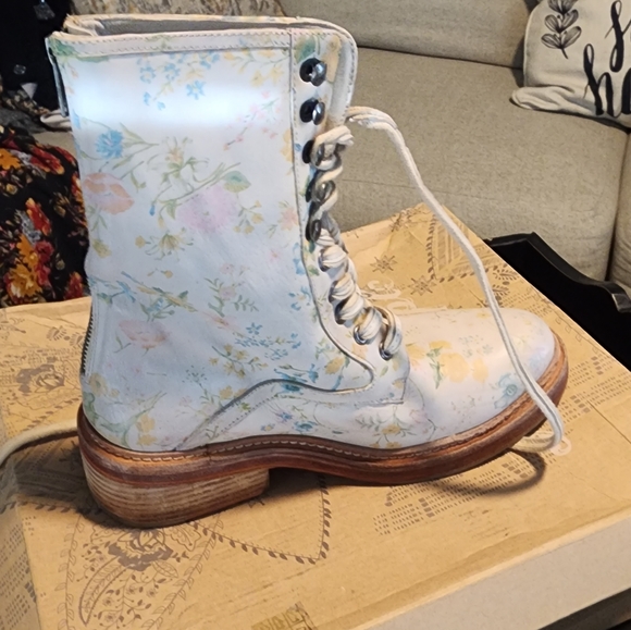 Boots - Picture 3 of 4